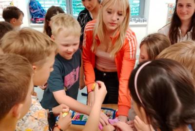 Zábavná hodina matematiky vyučovaná žákyněmi z 9. třídy