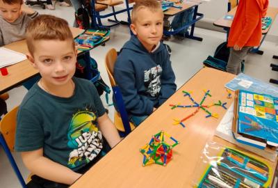 Využití konstrukční a magnetické stavebnice v hodinách matematiky