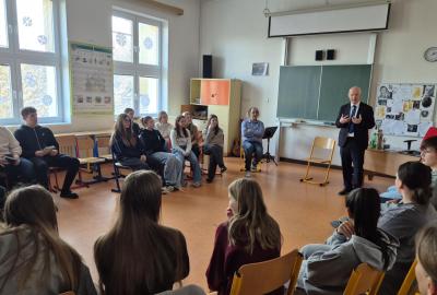 Beseda se senátorem parlamentu ČR  Pavlem Fischerem