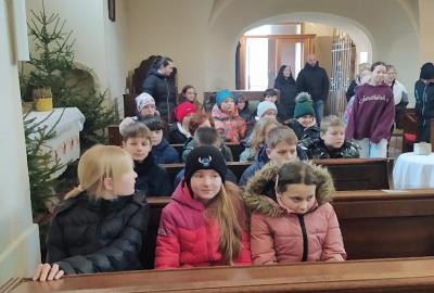 Vánoční zpívání a prohlídka vystavených jesliček v liteňském kostele sv. Petra a Pavla