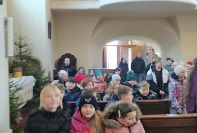 Vánoční zpívání a prohlídka vystavených jesliček v liteňském kostele sv. Petra a Pavla
