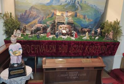 Vánoční zpívání a prohlídka vystavených jesliček v liteňském kostele sv. Petra a Pavla