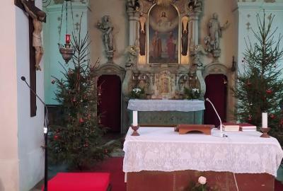 Vánoční zpívání a prohlídka vystavených jesliček v liteňském kostele sv. Petra a Pavla
