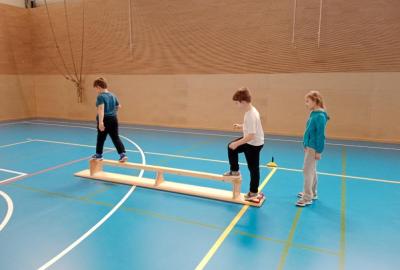 Tvoříme, připravujeme se na výtvarnou soutěž, pracujeme v projektech, sportujeme, hrajeme na zvonkohru .....