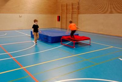 Tvoříme, připravujeme se na výtvarnou soutěž, pracujeme v projektech, sportujeme, hrajeme na zvonkohru .....