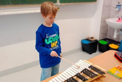 Tvoříme, připravujeme se na výtvarnou soutěž, pracujeme v projektech, sportujeme, hrajeme na zvonkohru .....