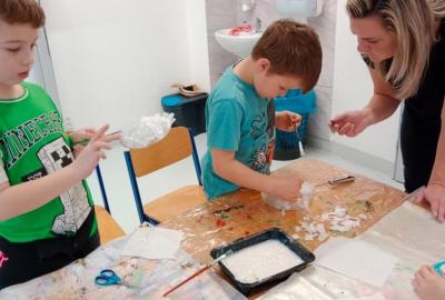 Tvoříme, připravujeme se na výtvarnou soutěž, pracujeme v projektech, sportujeme, hrajeme na zvonkohru .....