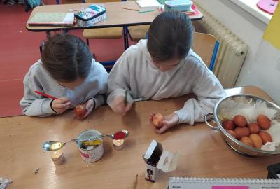 Barvení vajíček voskem