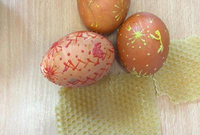 Barvení vajíček voskem