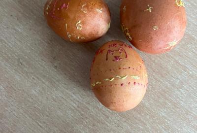 Barvení vajíček voskem